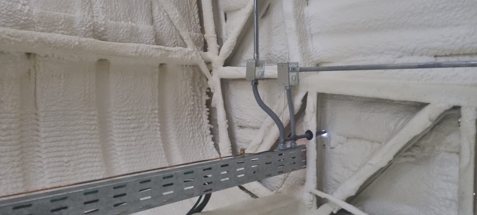 Distribución eléctrica para climatización, bodega de medicamentos — Depto. Salud Municipal