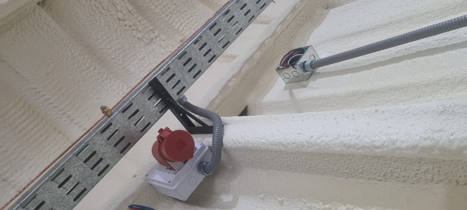 Distribución eléctrica para climatización, bodega de medicamentos — Depto. Salud Municipal