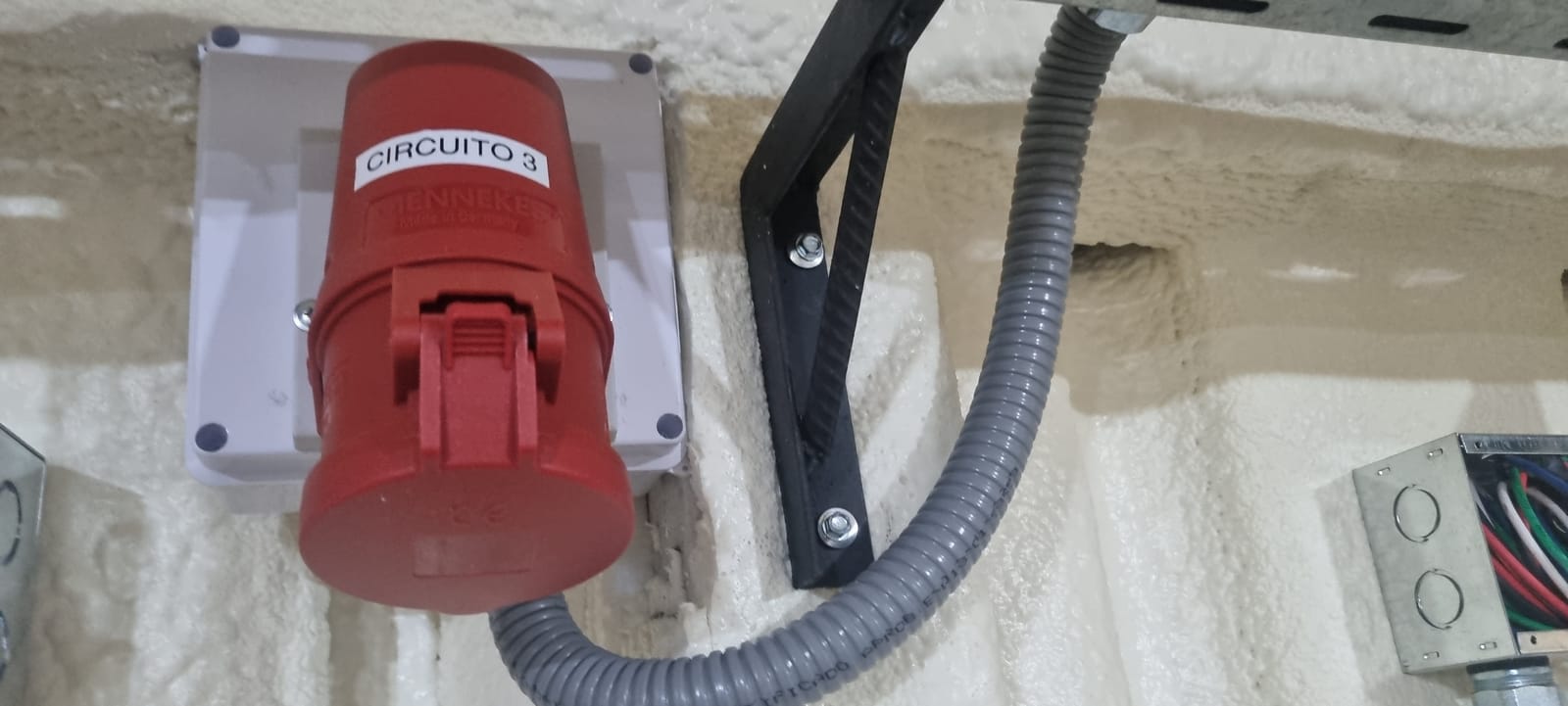 Distribución eléctrica para climatización, bodega de medicamentos — Depto. Salud Municipal