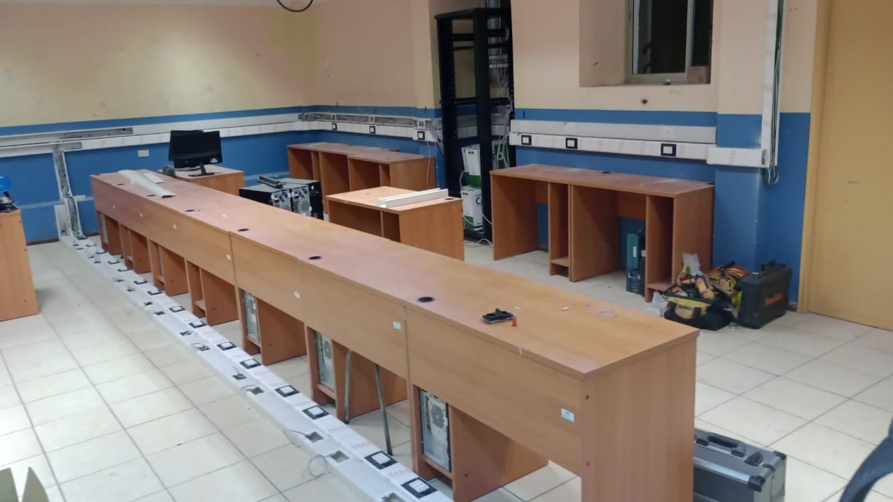 Línea de distribución eléctrica, sala de computación
