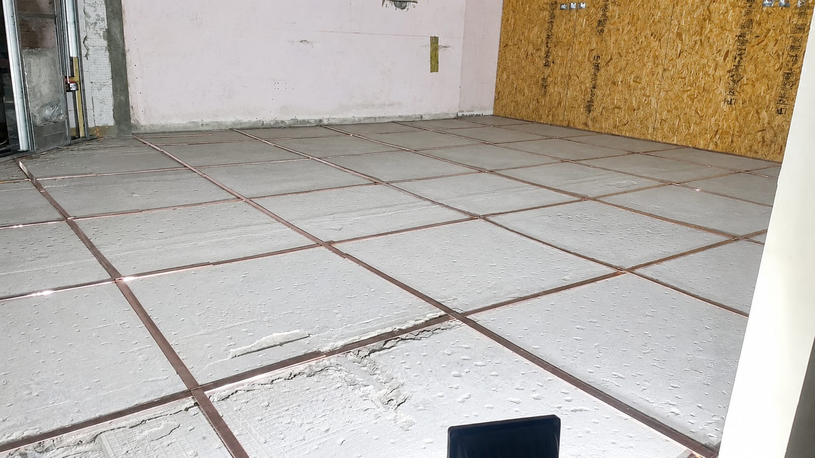 Malla de puesta a tierra equipotencial embutida en losa de piso
